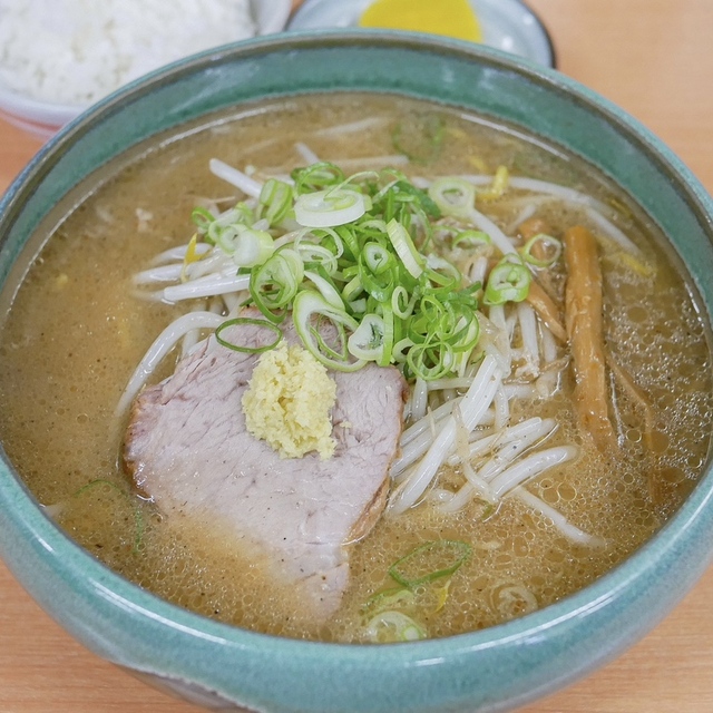 濃厚な味噌スープに中太麺が沈む札幌みそラーメン