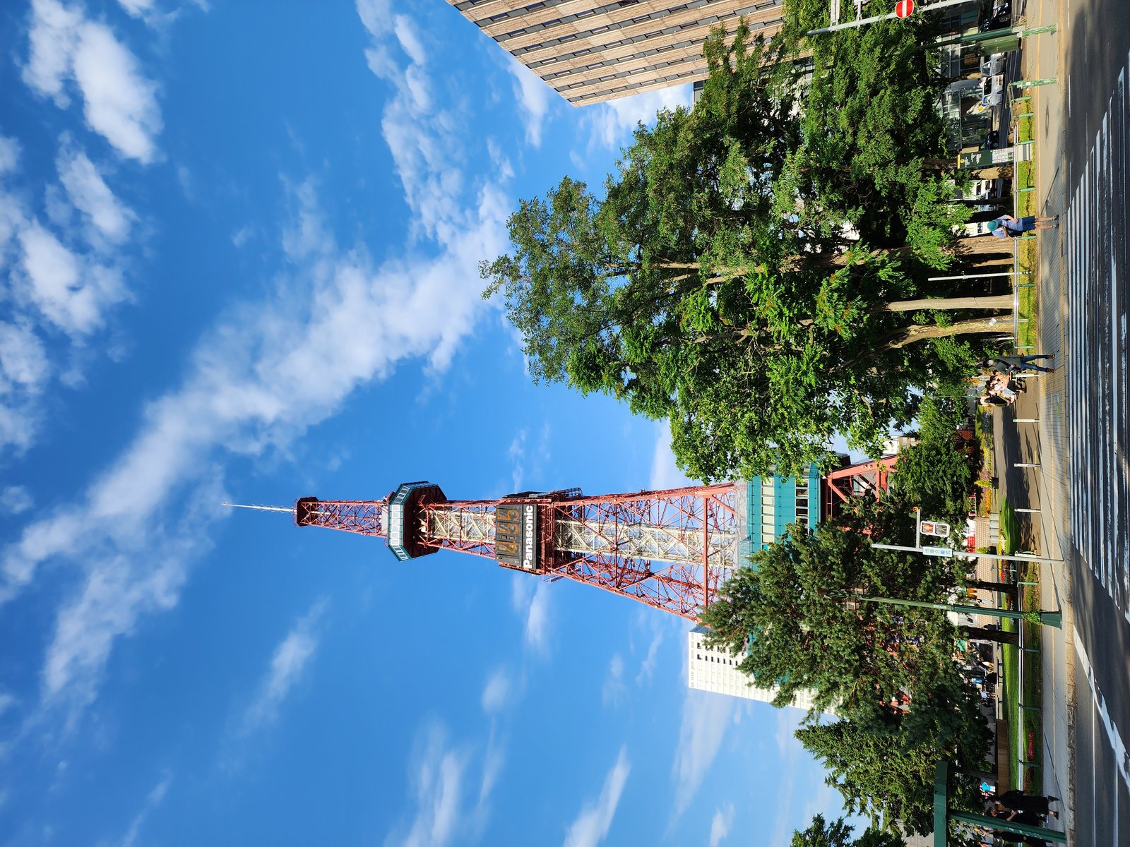 大通公園にそびえるさっぽろテレビ塔