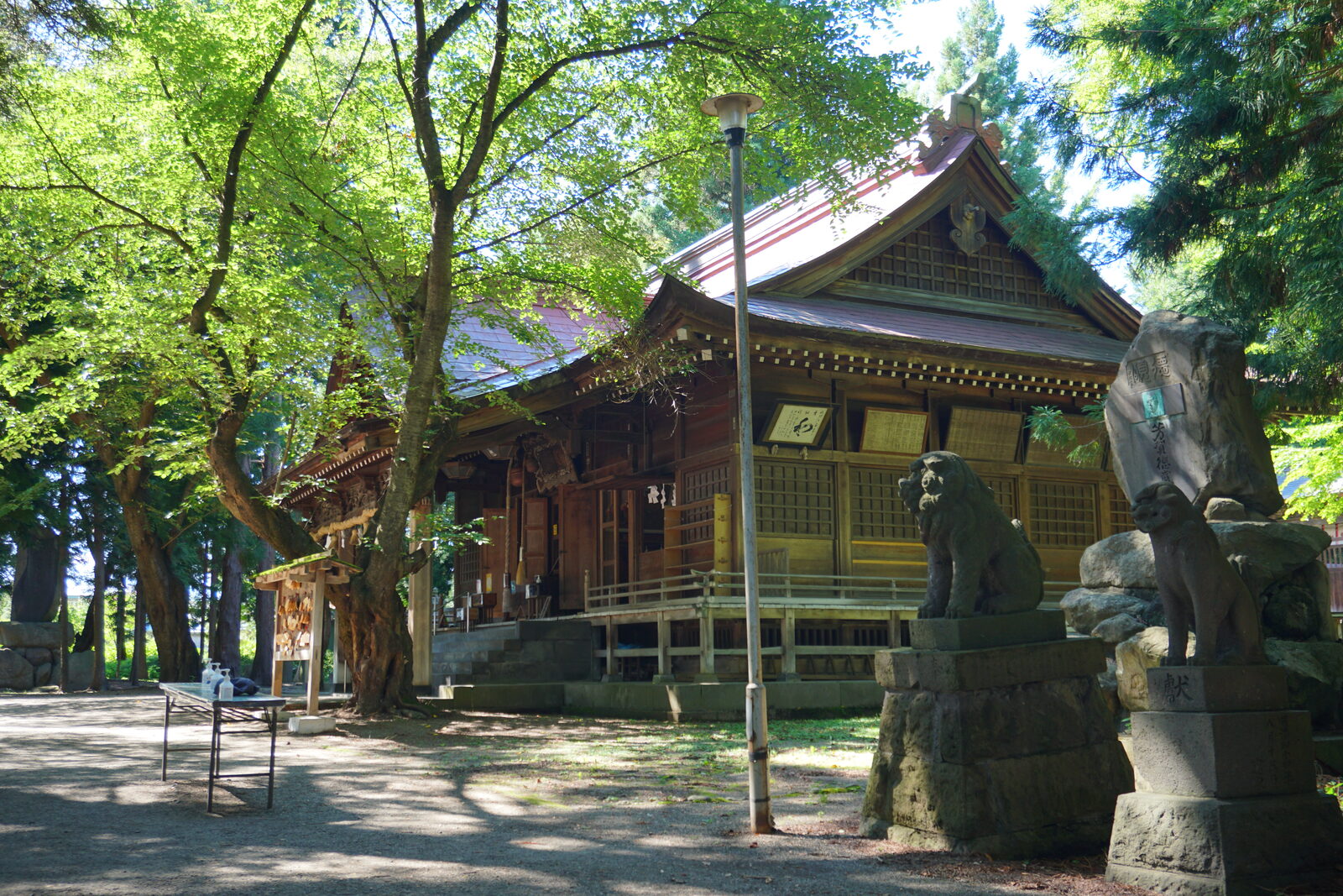 猿賀神社の拝殿と狛犬