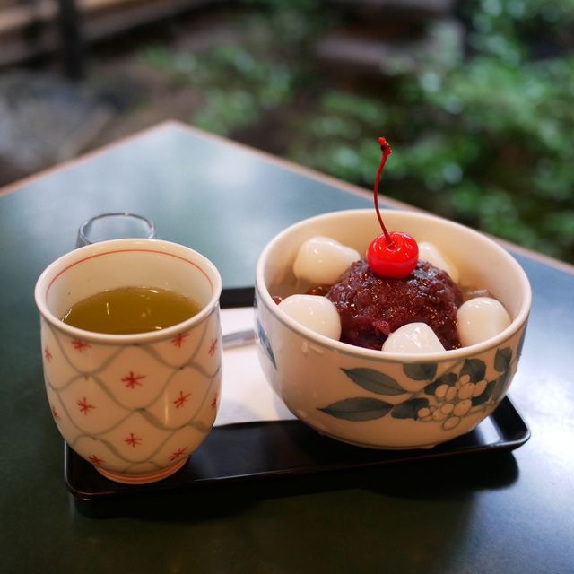 枝豆をすりつぶした緑鮮やかなずんだ餅とあんみつ