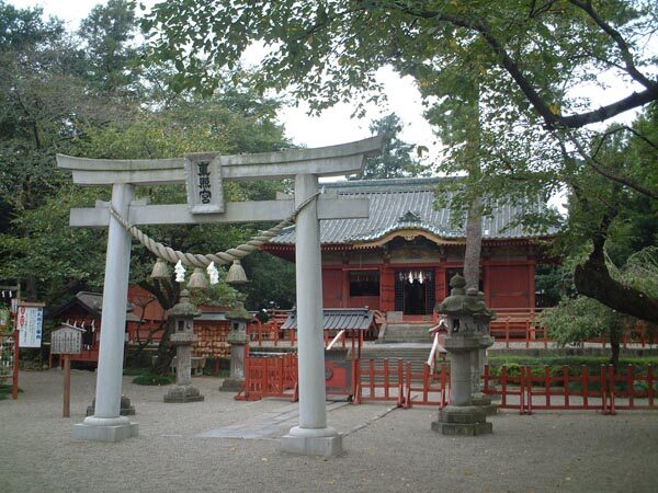 世良田東照宮の鳥居と拝殿(紅葉の頃)