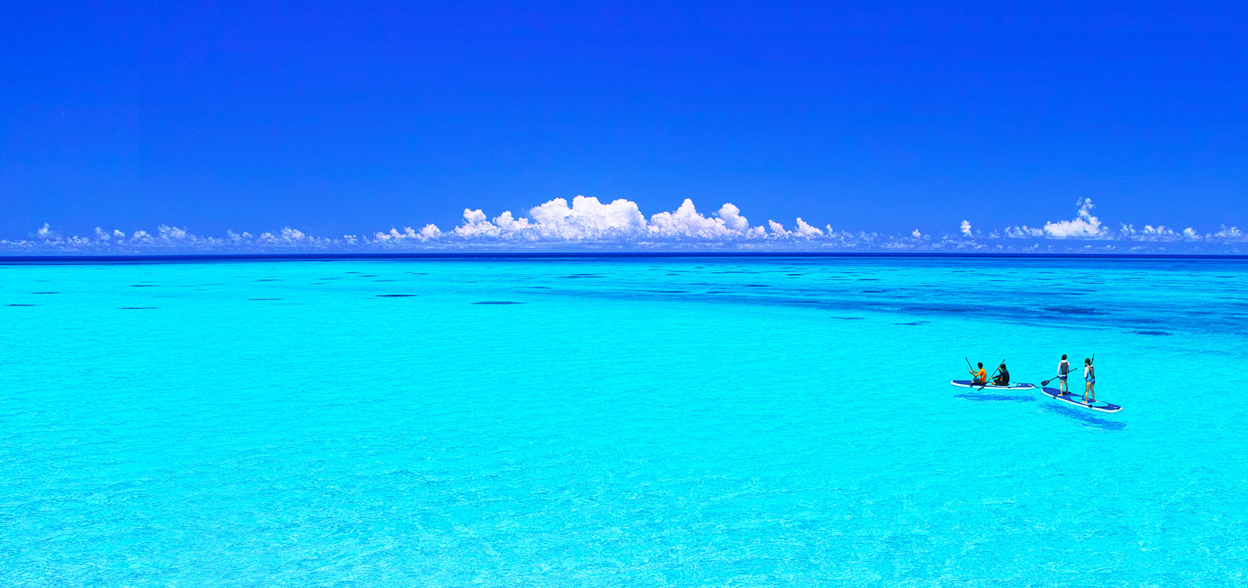 シギラビーチの透明な遠浅の海