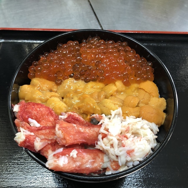 羅臼の食堂で提供される海鮮丼