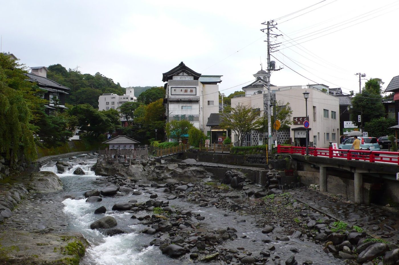 修善寺温泉を流れる桂川と川沿いの宿