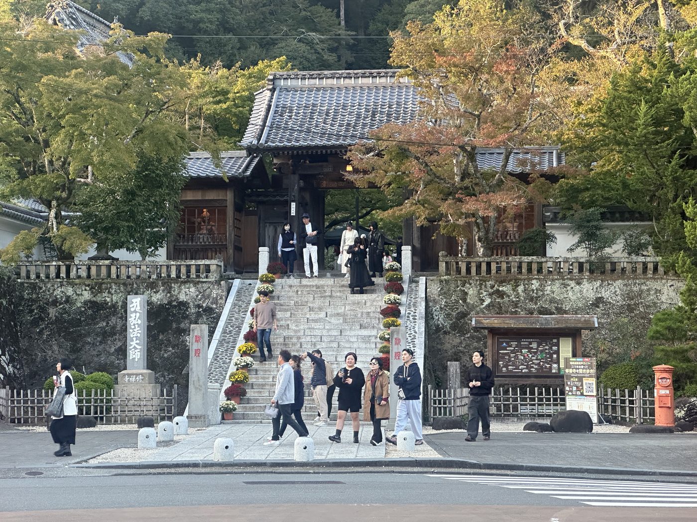 修禅寺の山門と参道