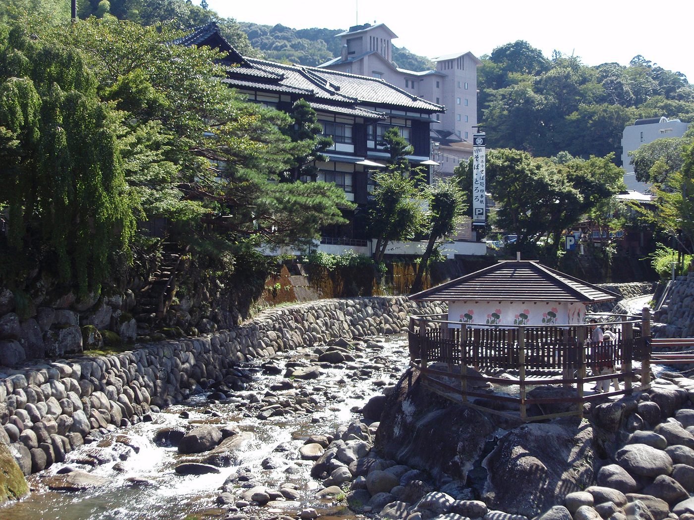 桂川の中州に建つ独鈷の湯