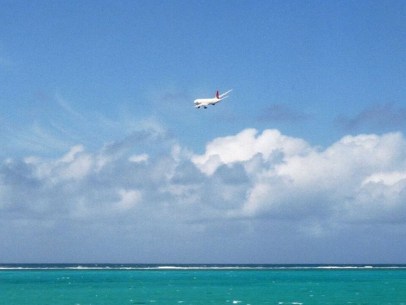 下地島17ENDの絶景ラグーンと飛行機