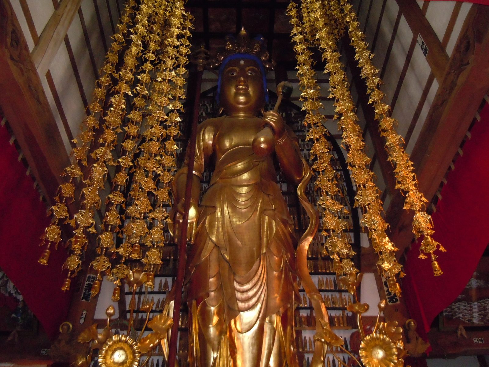 秋田県由利本荘市赤田の大仏、金箔押しの十一面観世音菩薩像