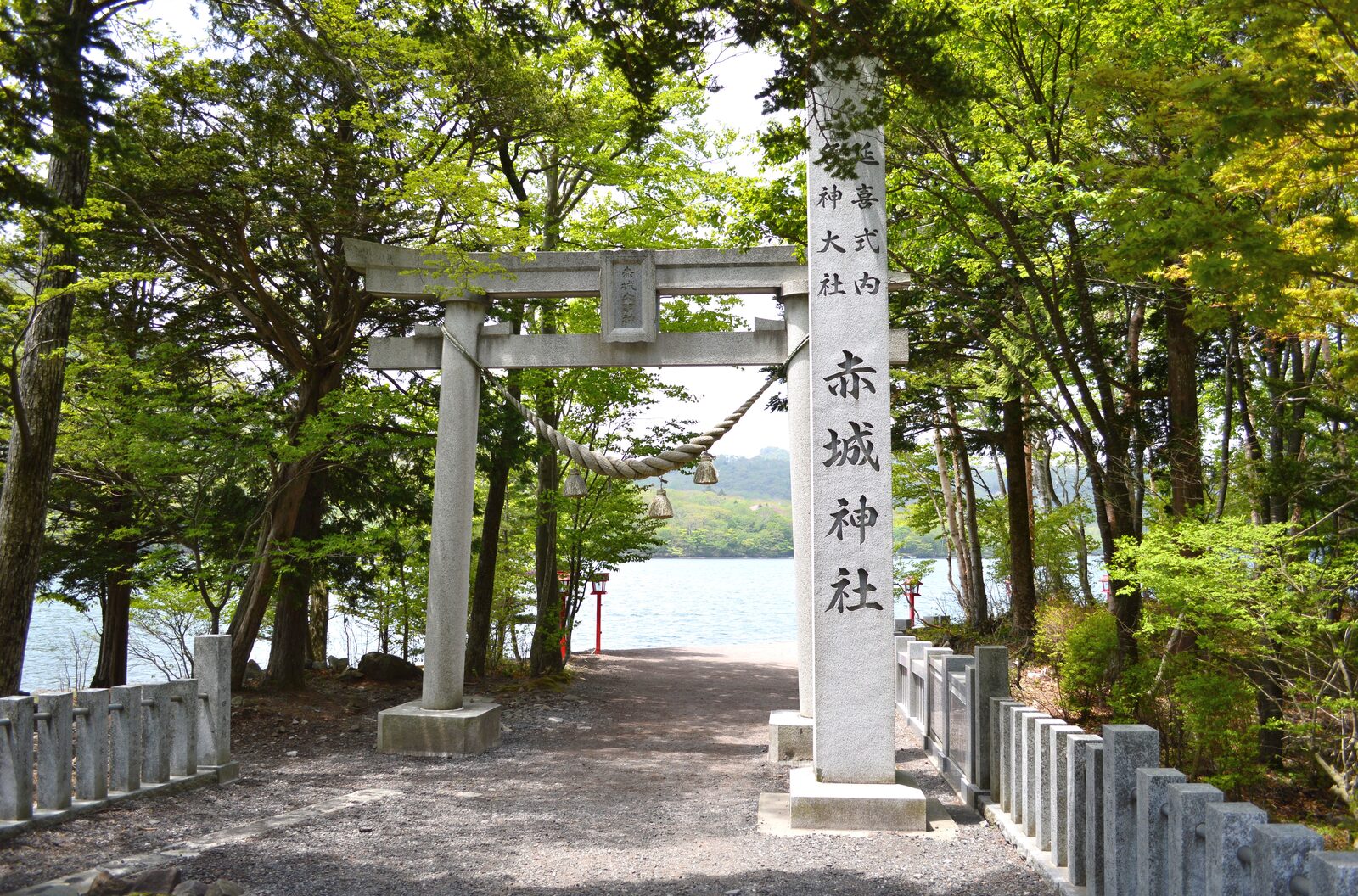 大沼を望む赤城神社の鳥居