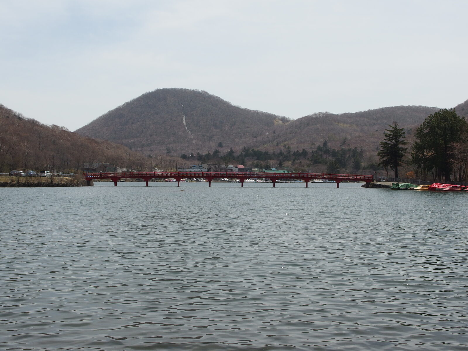小鳥ヶ島の赤城神社へ渡る朱塗りの橋