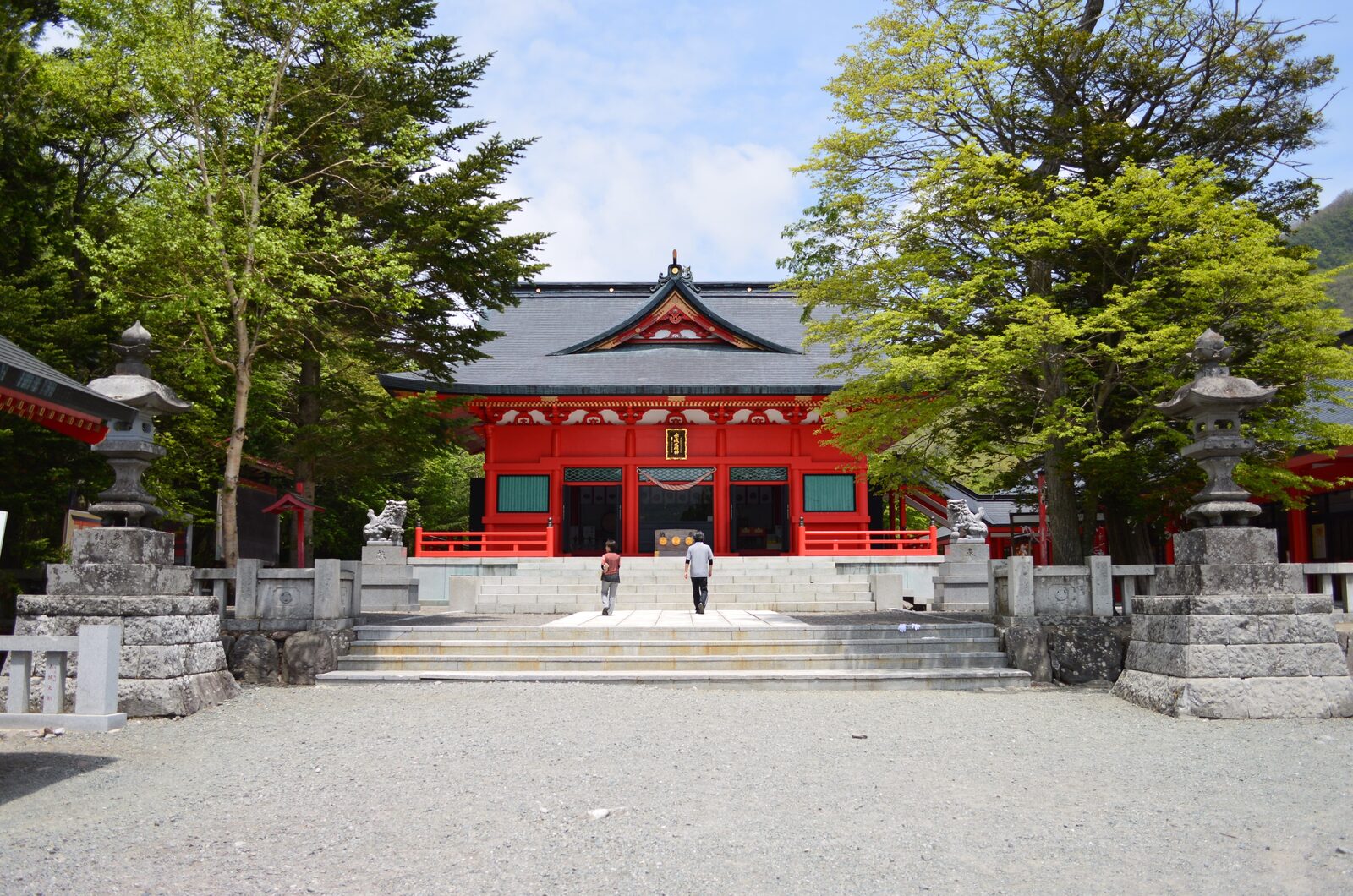 大沼のほとりに鎮座する赤城神社の朱塗りの社殿