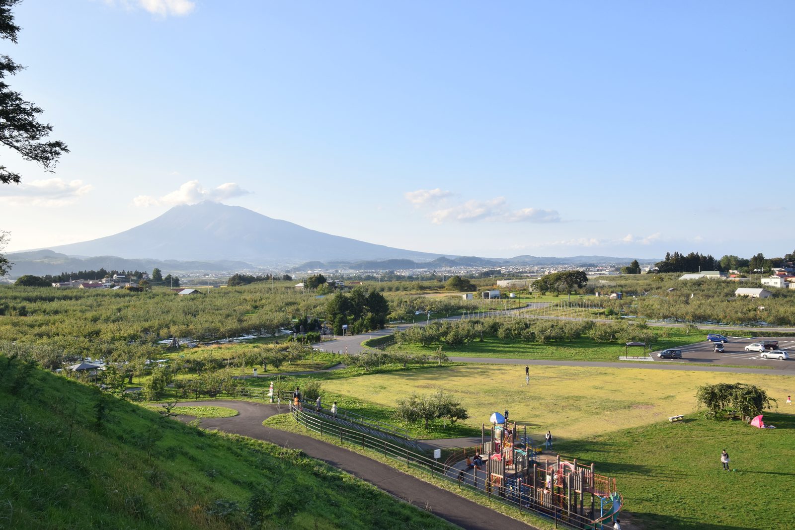 赤倉山神社奥宮(赤倉霊場)が鎮座する岩木山の山容