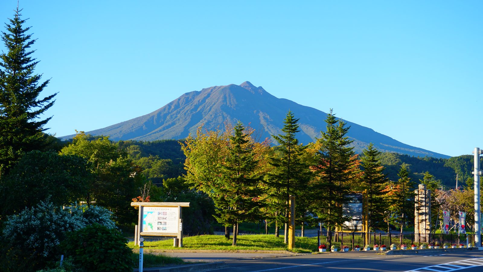 西目屋村側から望む岩木山