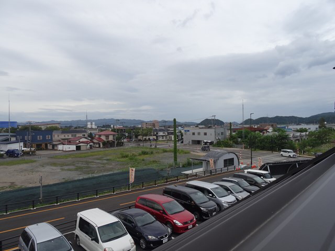 秋田犬の里の展望フロアから見渡す大館の街並み