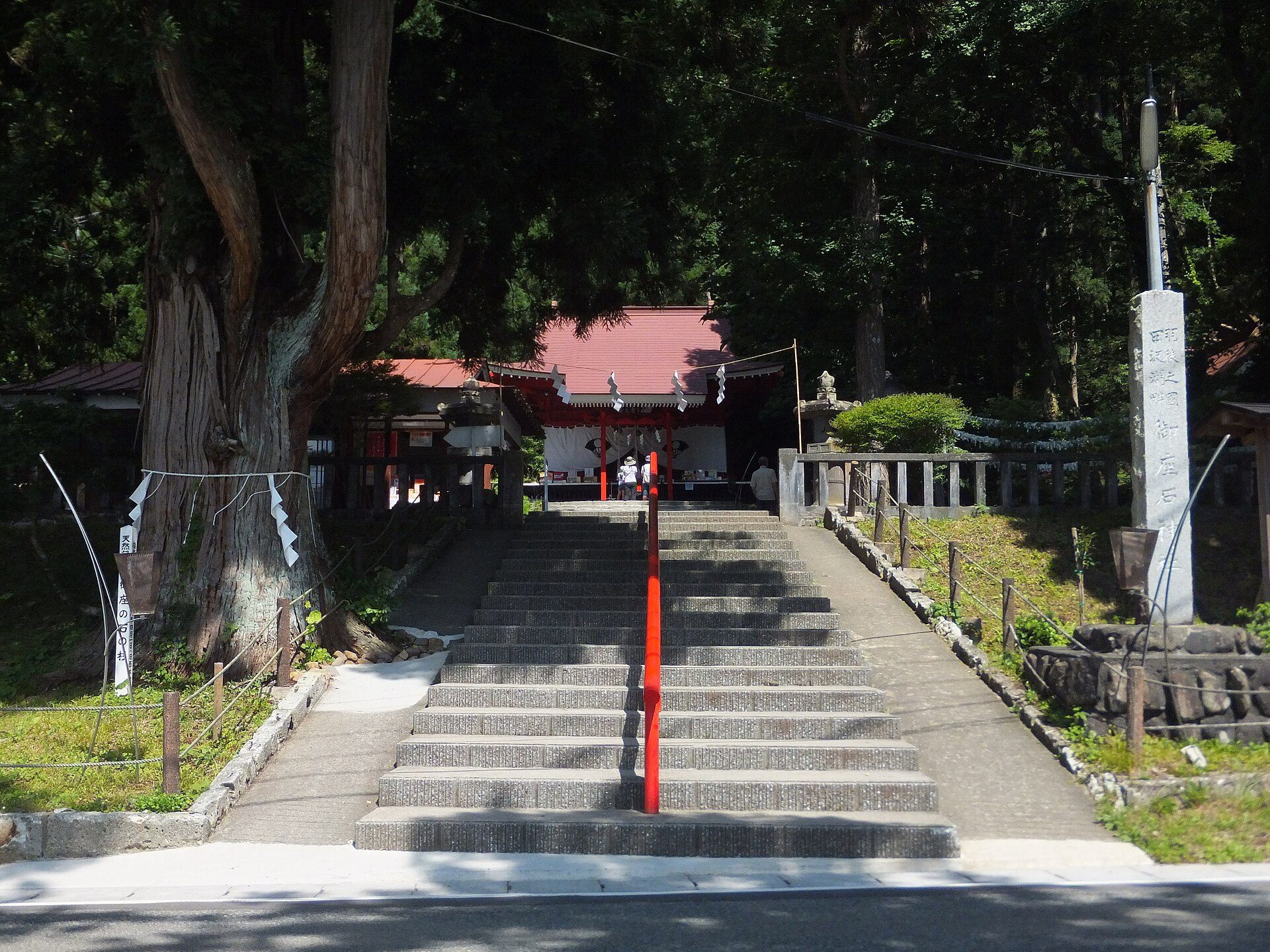 御座石神社の境内の様子