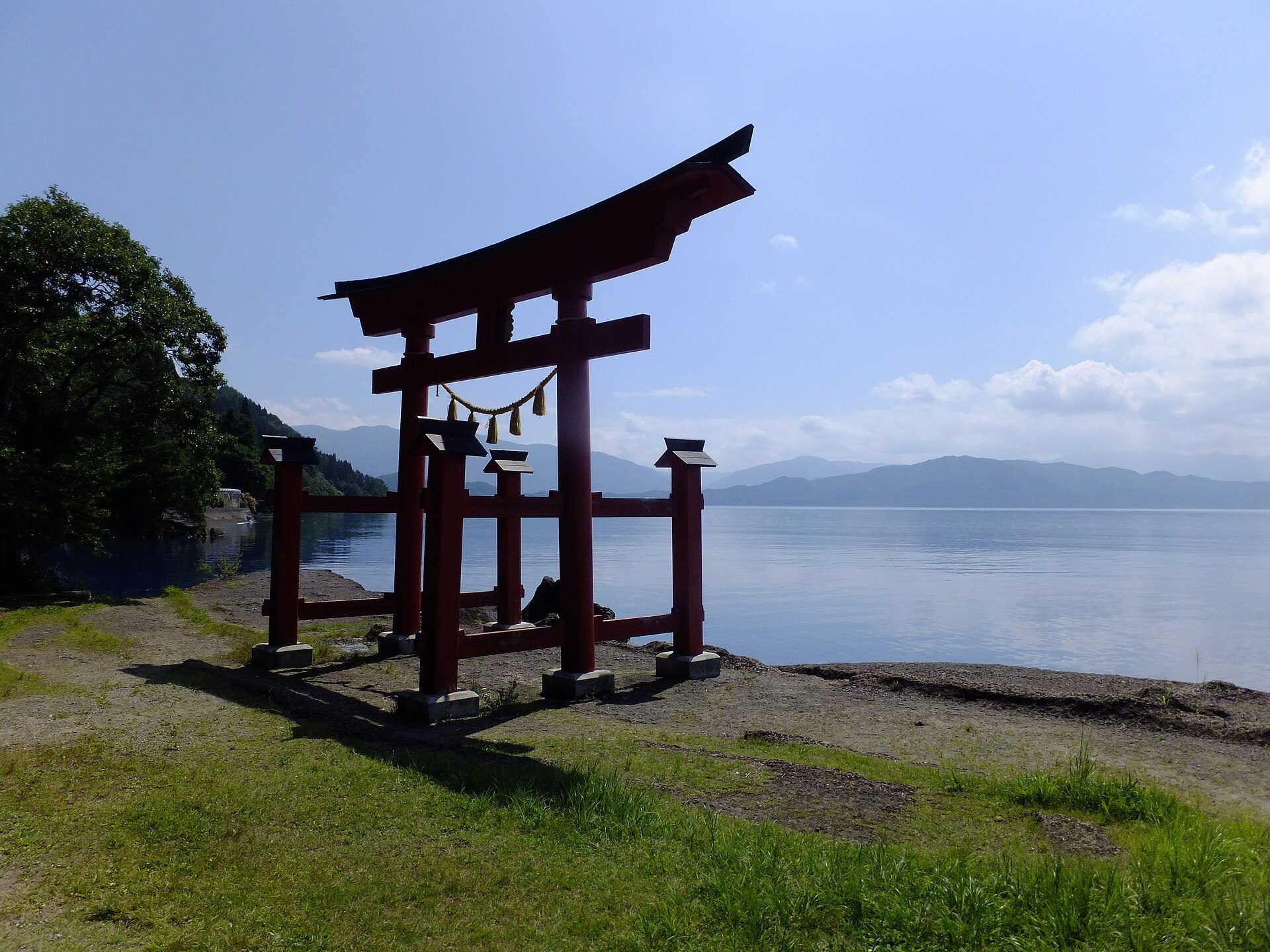 田沢湖畔に立つ御座石神社の朱塗りの鳥居