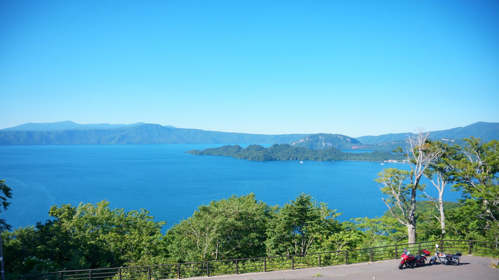 発荷峠展望台から見る十和田湖