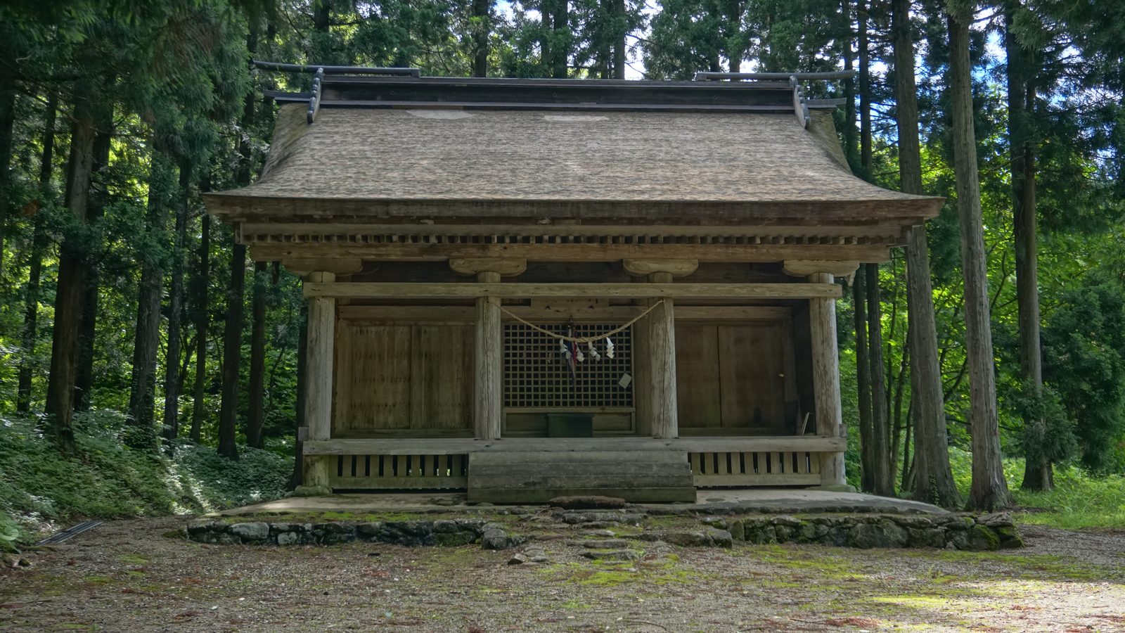 秋田県横手市の保呂羽山波宇志別神社、里宮の神楽殿(国指定重要文化財)