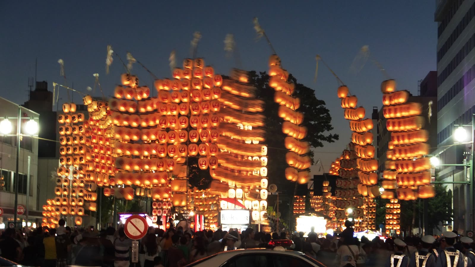 秋田竿燈まつりの夜本番