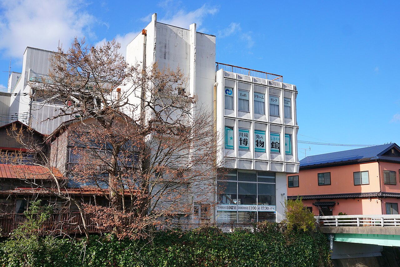 川反かどの角にあるレトロ博物館の建物