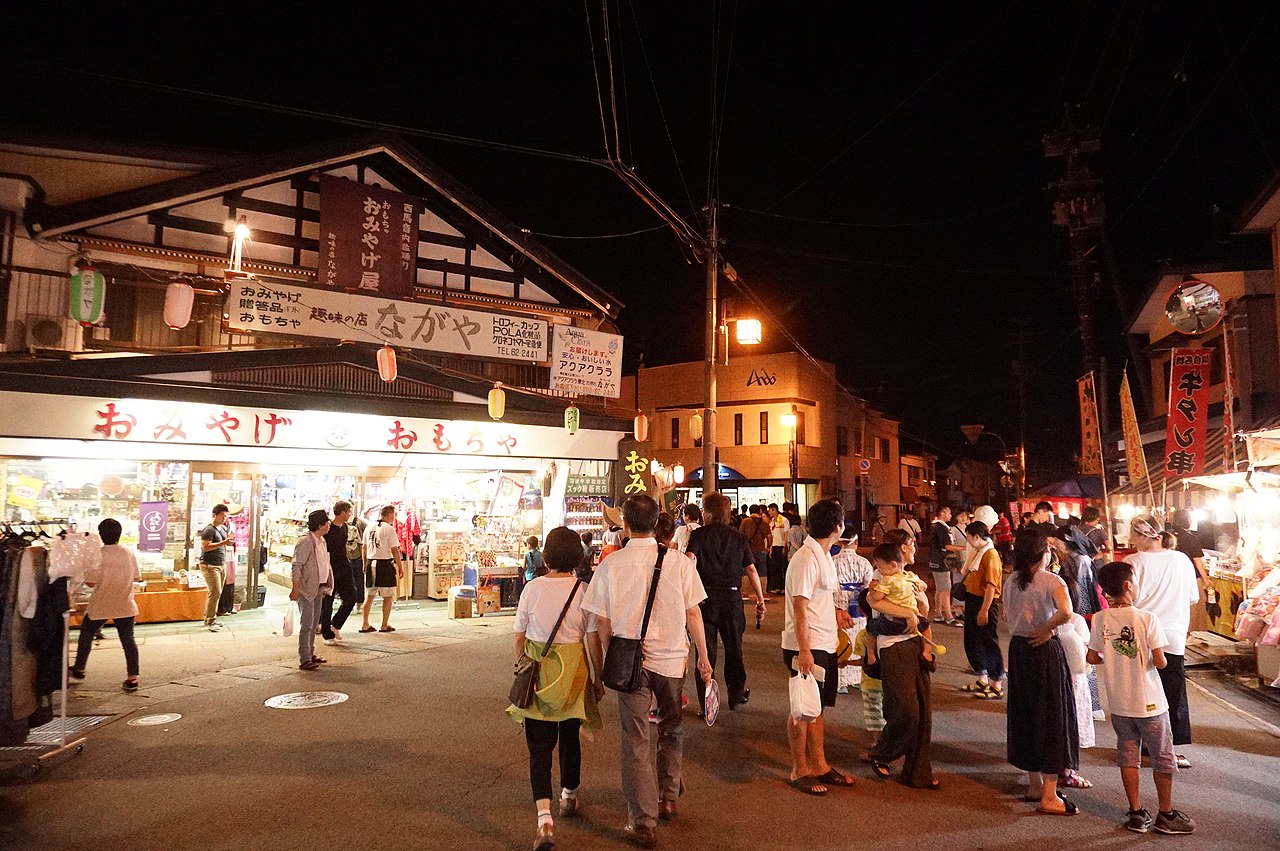 昼間の西馬音内、おみやげ屋や露店が並ぶ通りを歩く人々