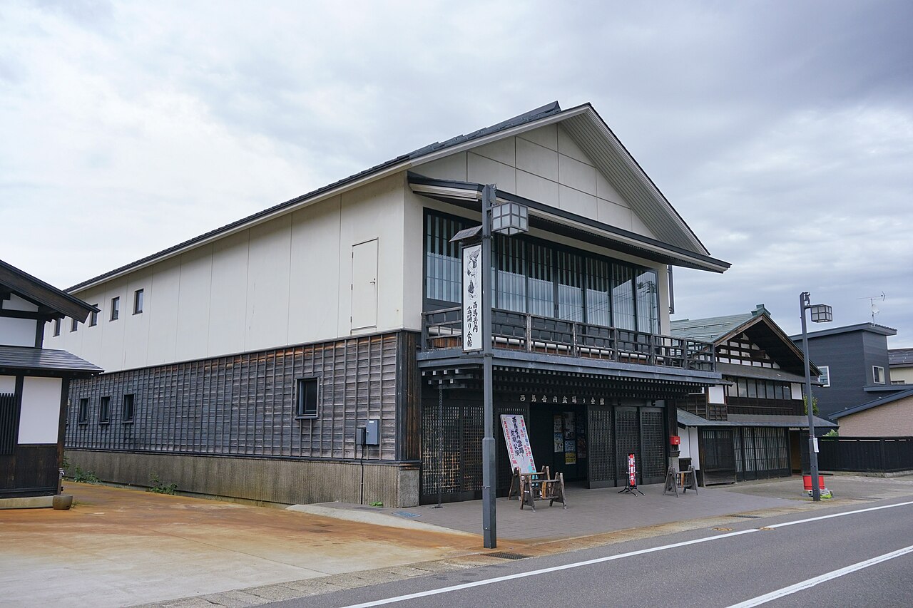 西馬音内盆踊り会館の木造の建物外観