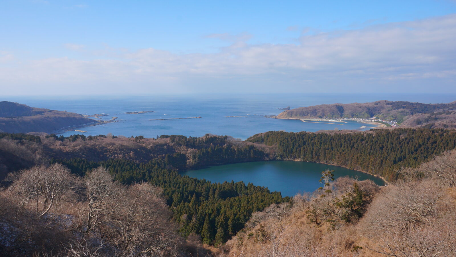 八望台から見下ろす二ノ目潟と奥羽山脈方面の眺め