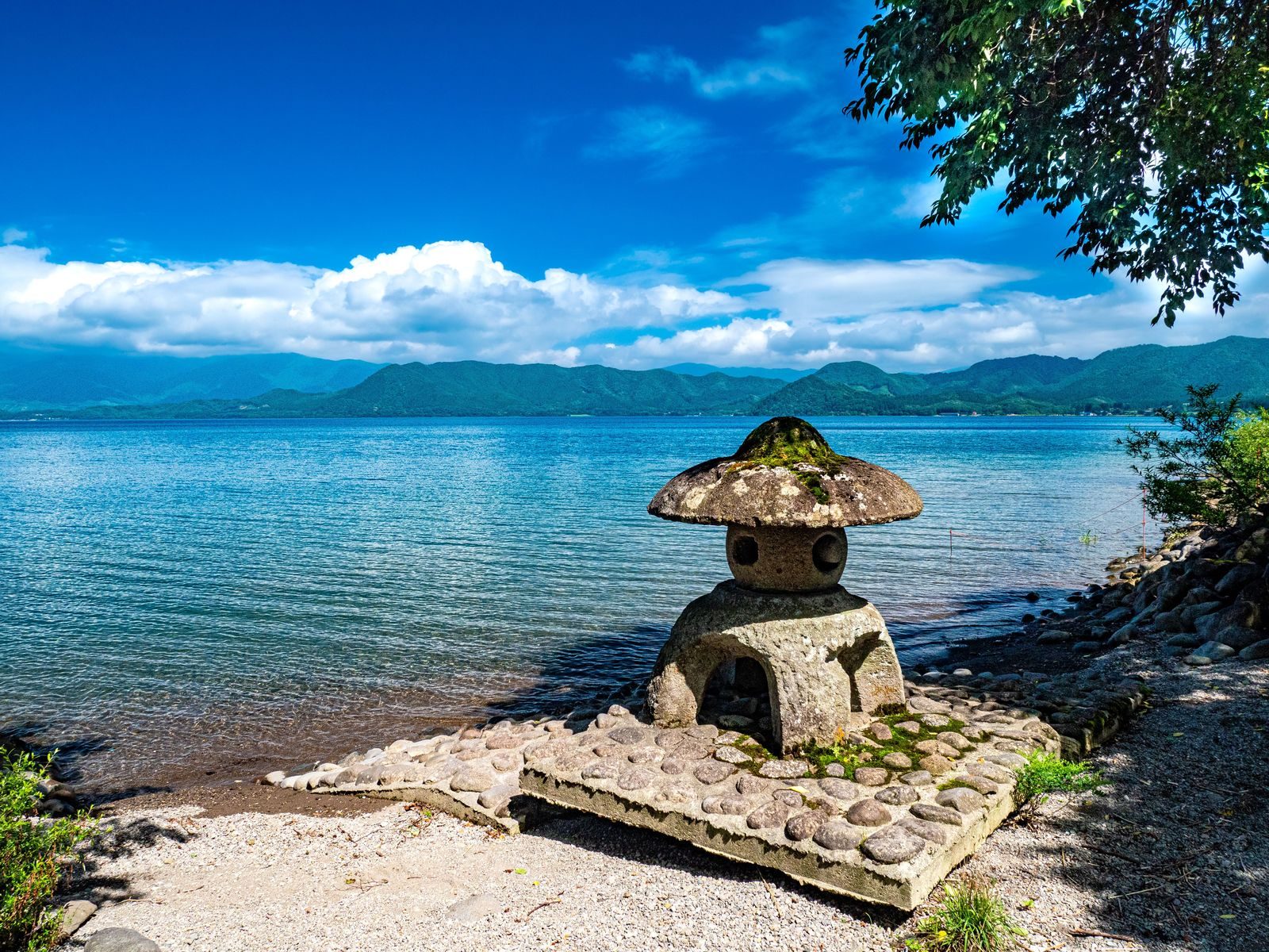 田沢湖畔から見る澄んだ湖面と山並み