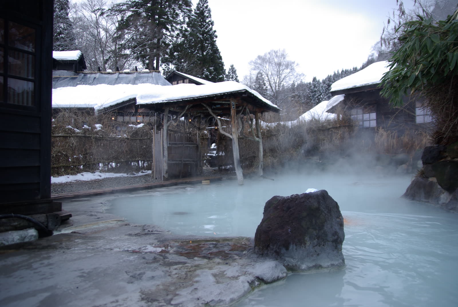 朝の乳頭温泉郷、雪景色の中の露天風呂