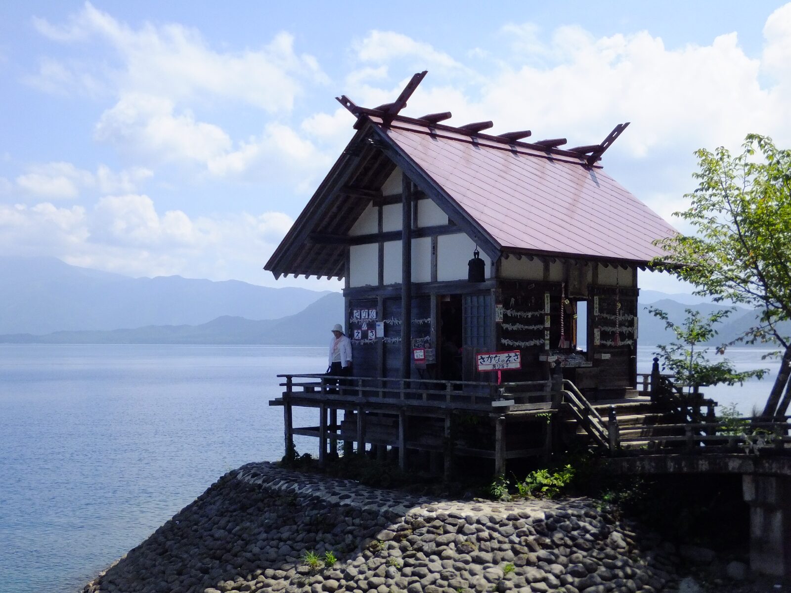 浮木神社の社殿前で参拝する人の様子