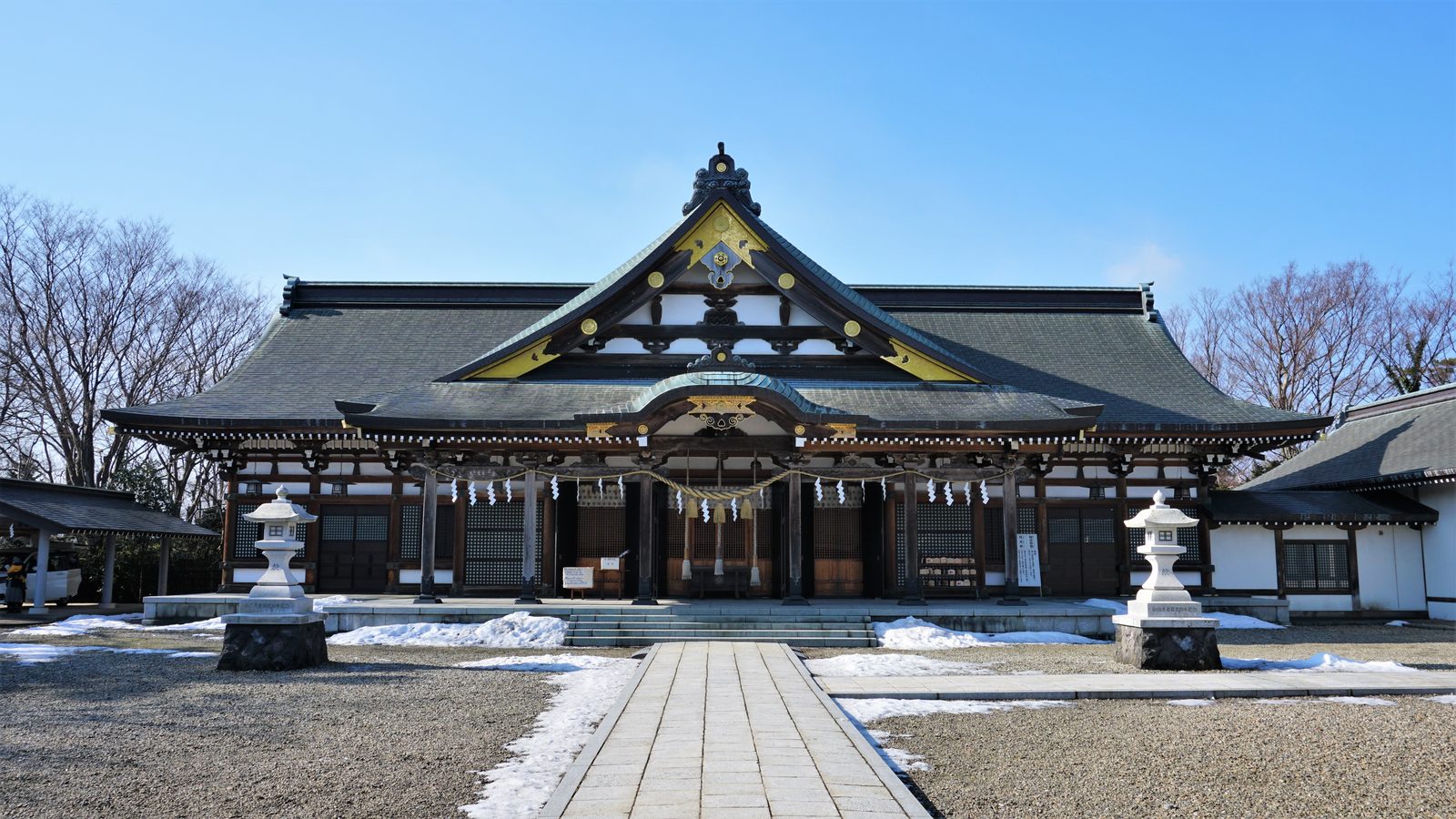 秋田県護国神社の拝殿、雪の境内