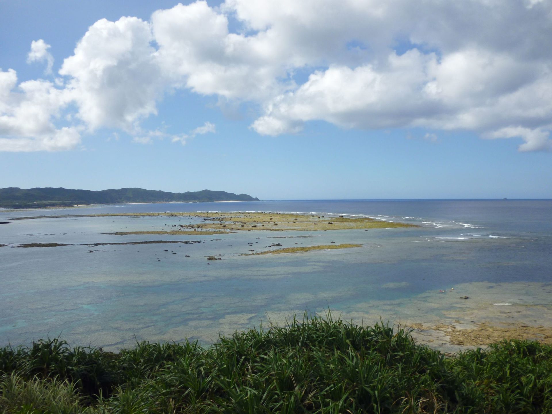 あやまる岬の高台から見たサンゴ礁の浅瀬と外洋