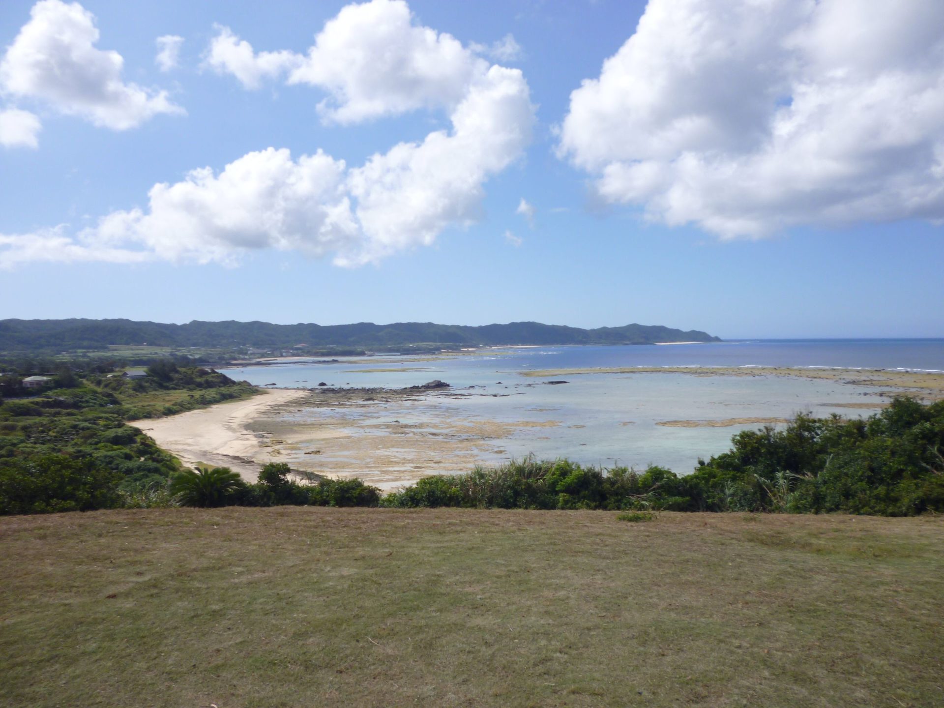 鹿児島・奄美大島のあやまる岬の高台から見下ろす白い砂浜とサンゴ礁の浅瀬