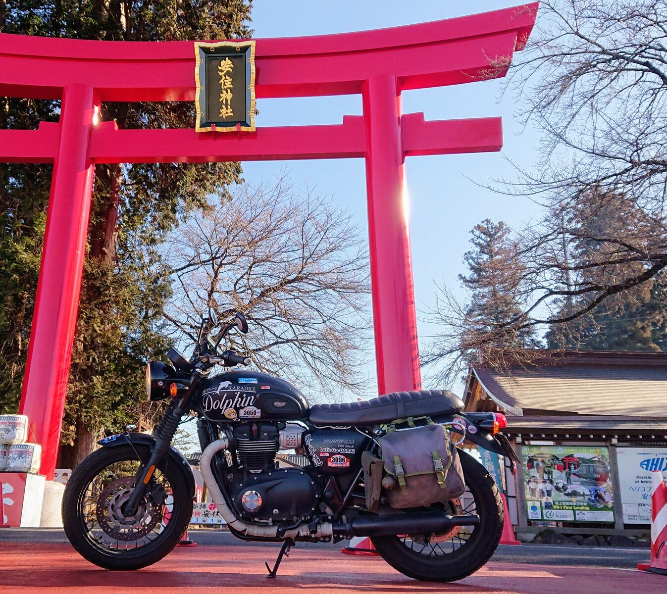 安住神社の大鳥居の前に停まるオートバイ