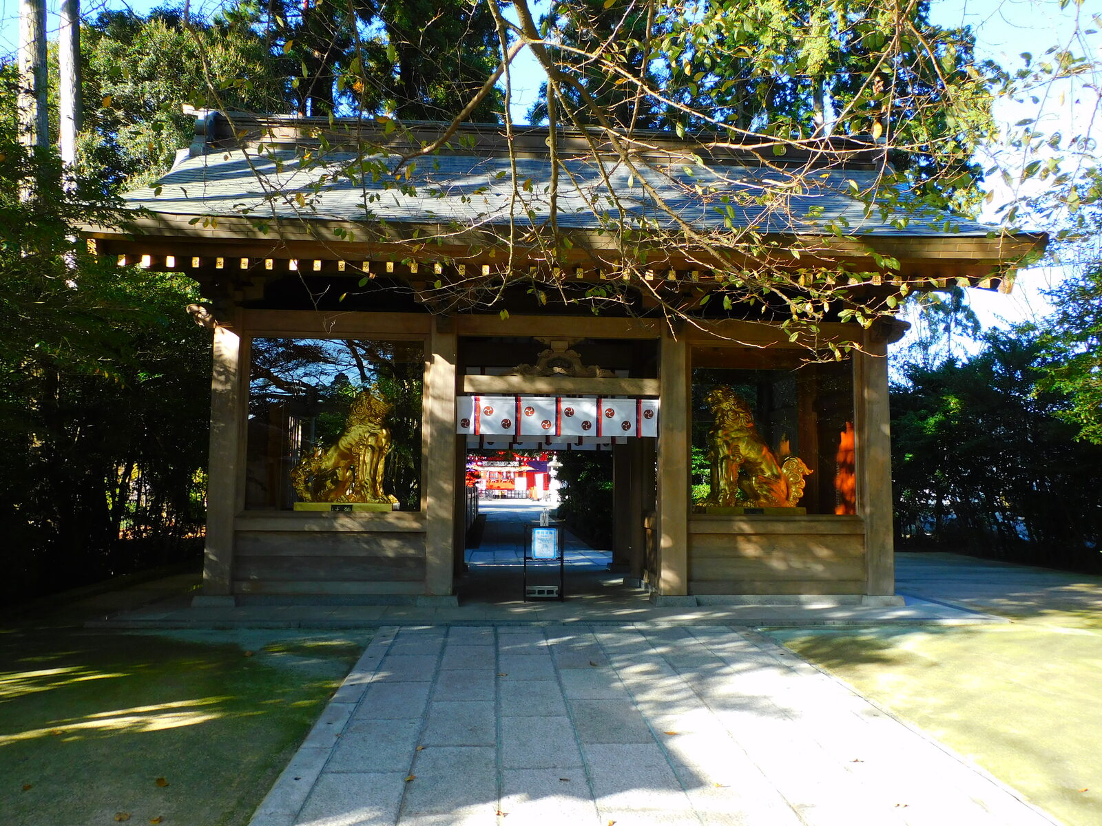 安住神社の神門と黄金の狛犬