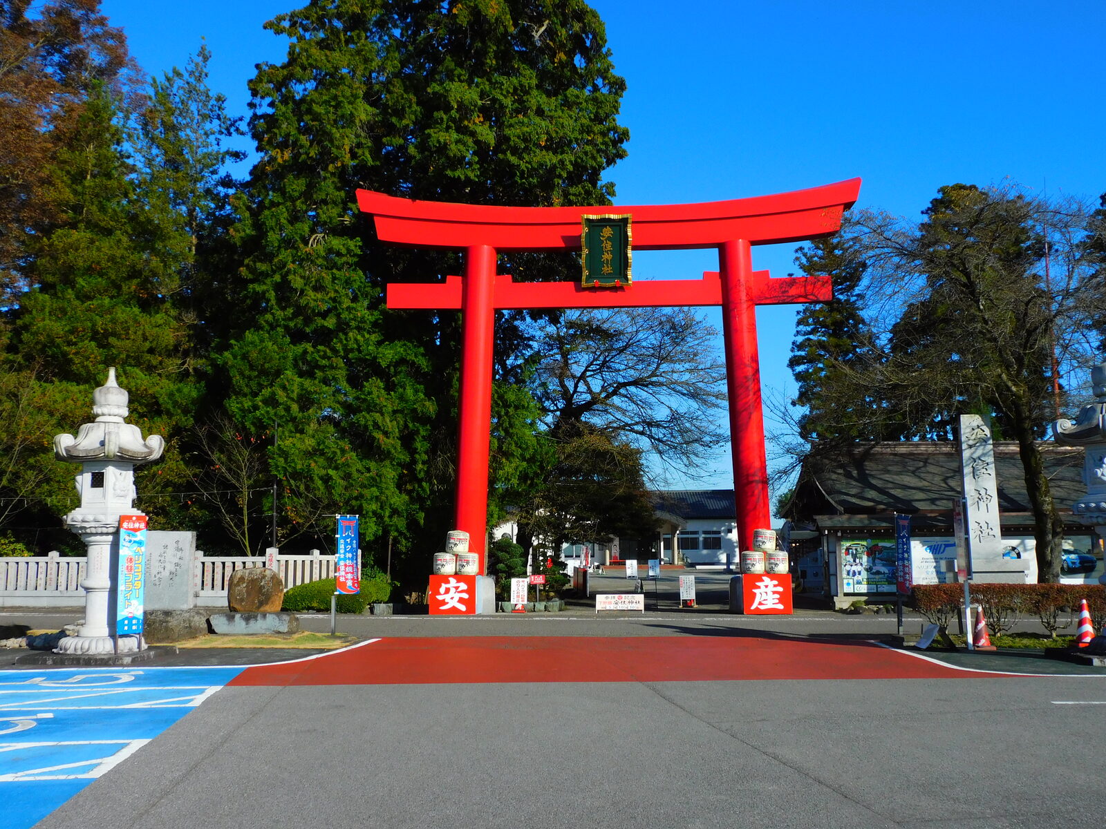 安住神社の高さ12m、関東一と称される朱塗りの大鳥居