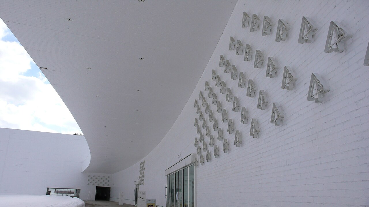 青森県立美術館の白い壁面が続く館内の吹き抜け
