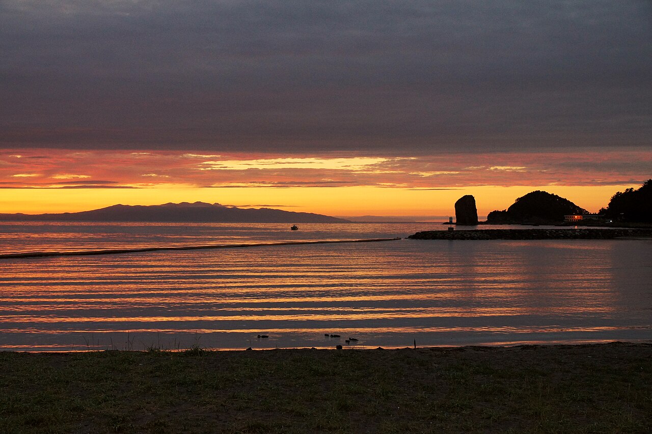 青森湾に沈む夕日