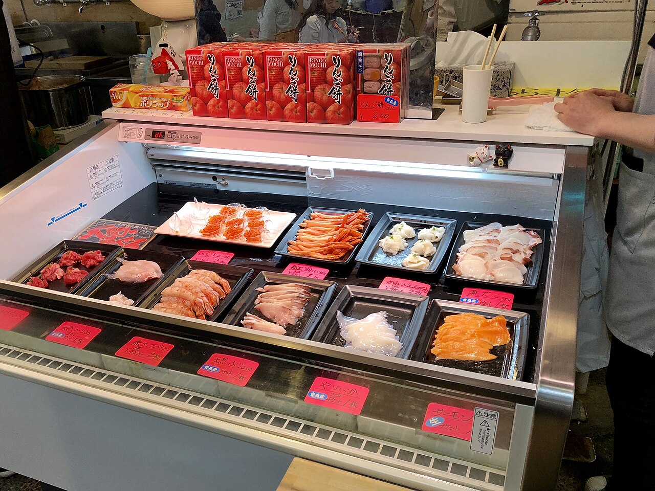 青森魚菜センターの店頭に並ぶ刺身と食事券の値札