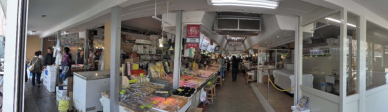 青森魚菜センター(古川市場)の店舗が並ぶ通路