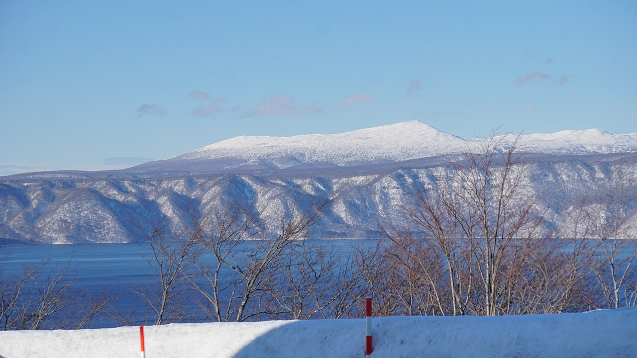 冬の十和田湖と対岸の八甲田の山並み
