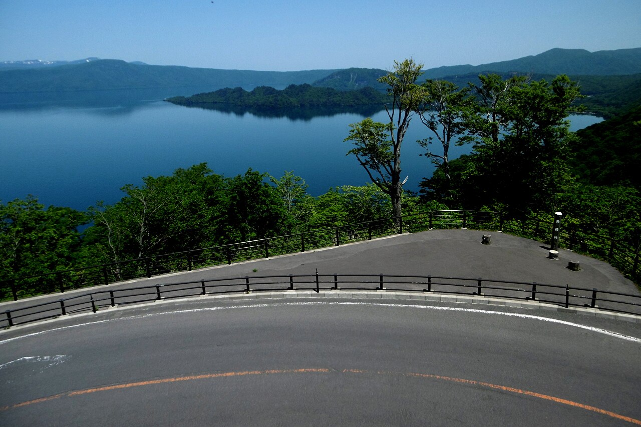発荷峠展望台へ続く道路のカーブと十和田湖