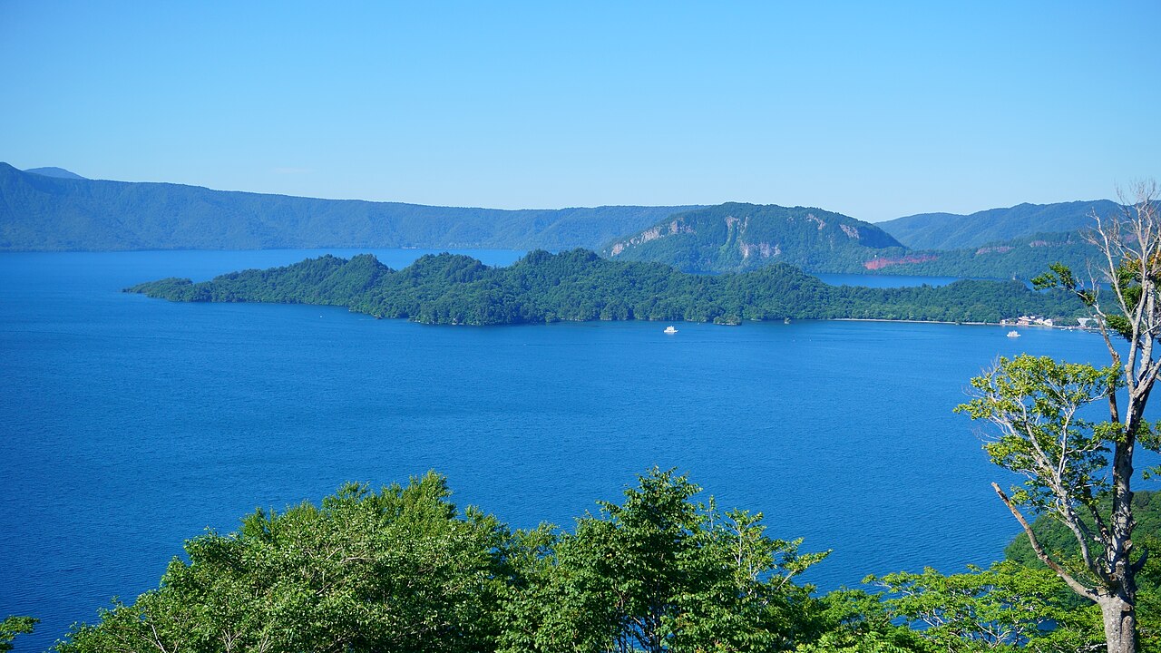発荷峠展望台から見下ろす十和田湖。濃い青の湖面と半島