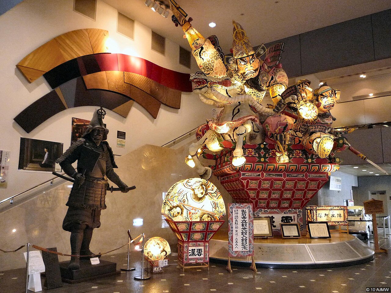 弘前市立観光館に展示された組ねぷたと武者像