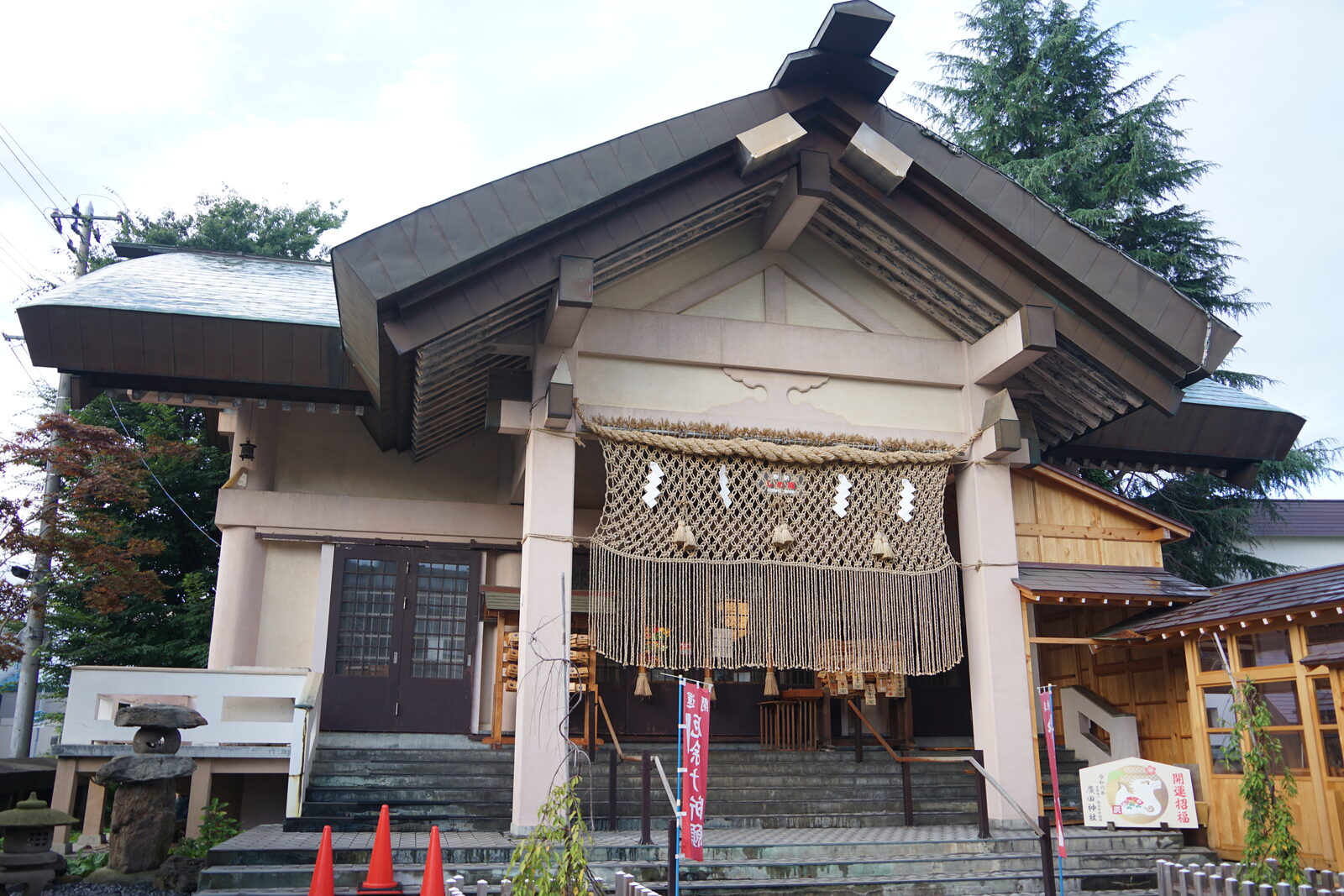 廣田神社の社殿と、まっすぐ延びる参道