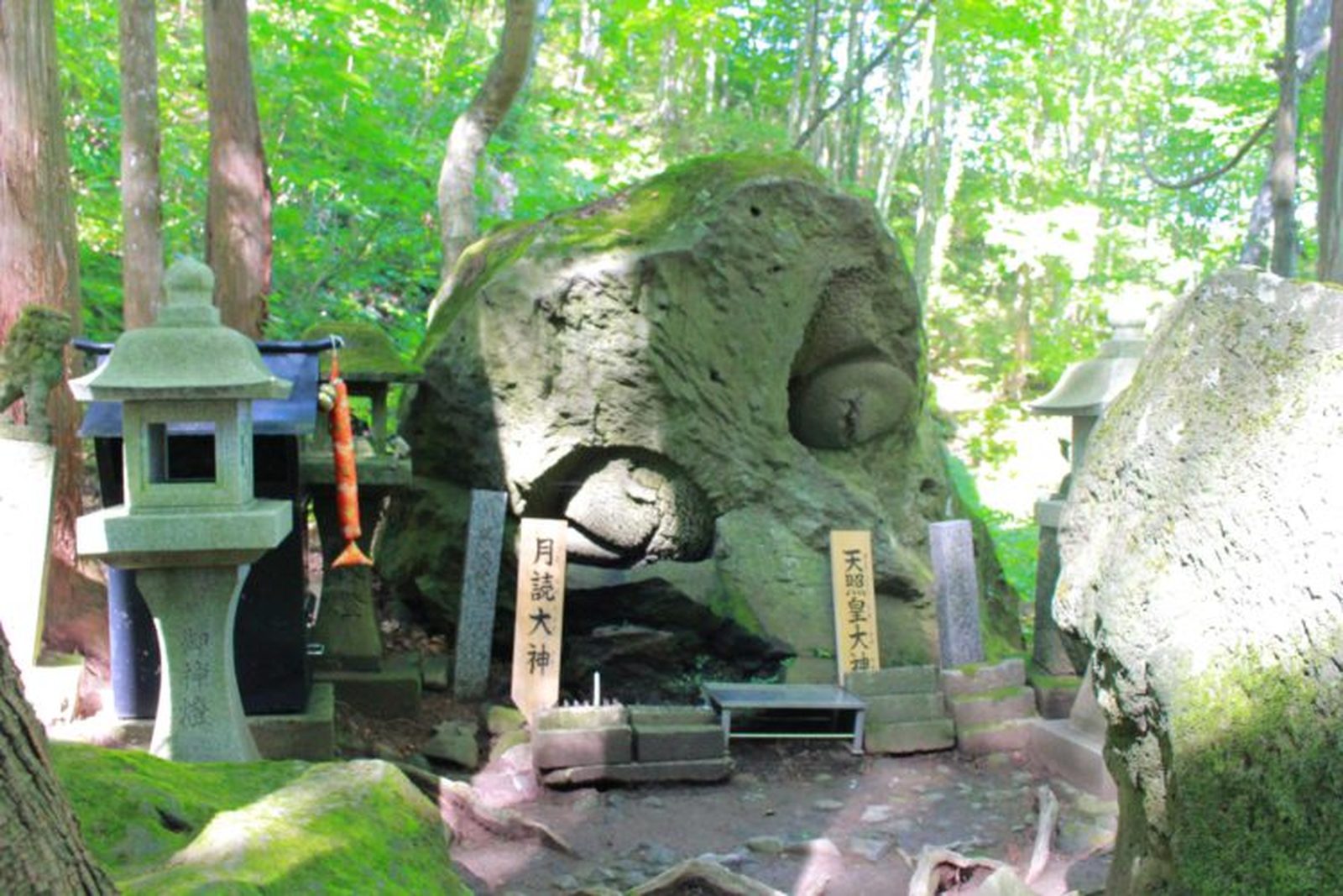 石神神社の御神体。目玉のような二つの窪みを持つ高さ約2mの巨岩