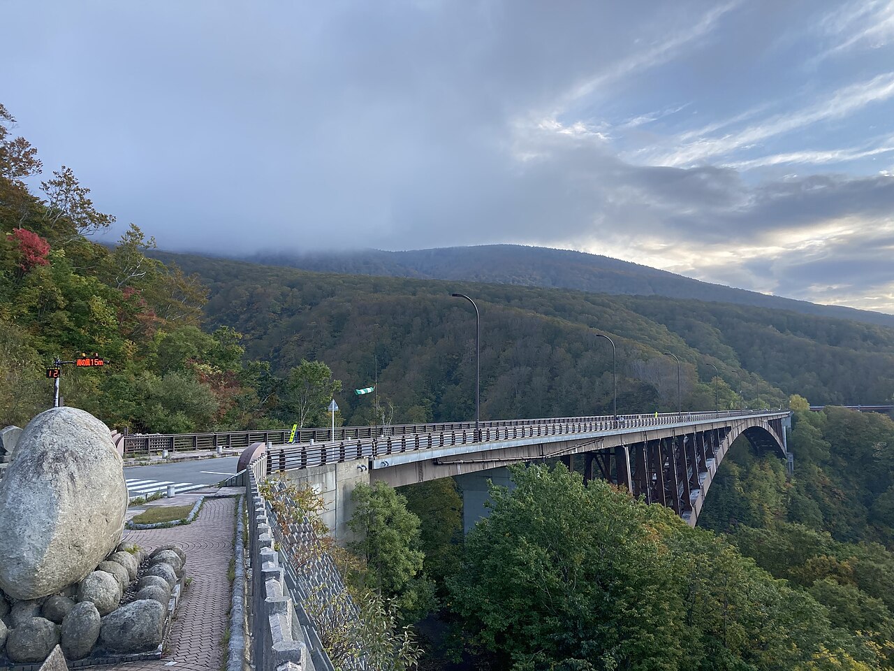 城ヶ倉大橋の全景と八甲田の山並み