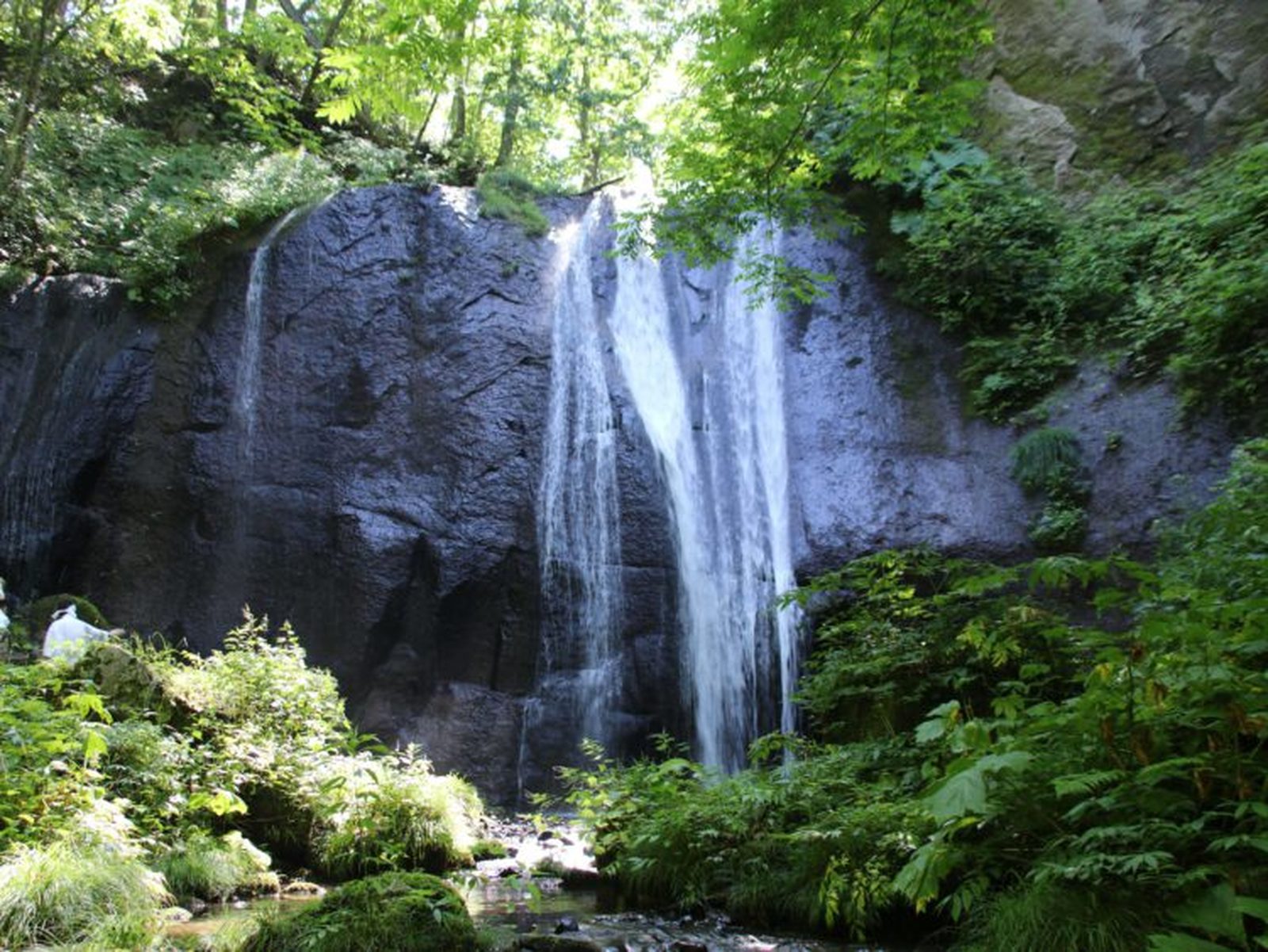 御鈴大滝の白い水しぶきと岩肌