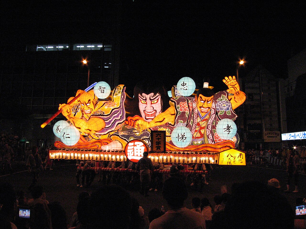 夜の運行で近づいてくる大型ねぶた