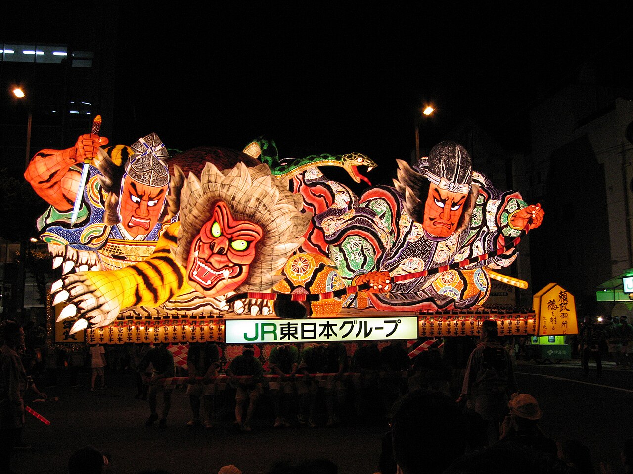 青森ねぶた祭の運行中の大型ねぶたと下部の提灯の列
